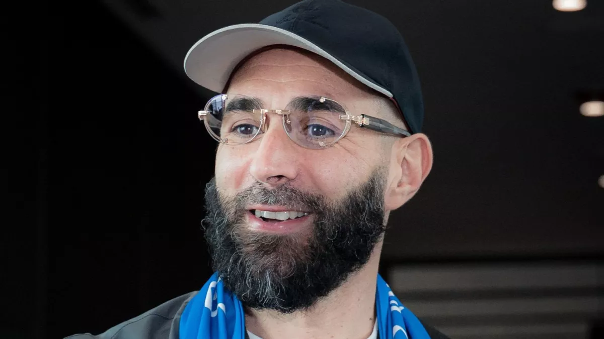 عاجل | صور | «بوشاح الزعيم».. كريم بنزيما يصل إلى الرياض للانضمام إلى الهلال 