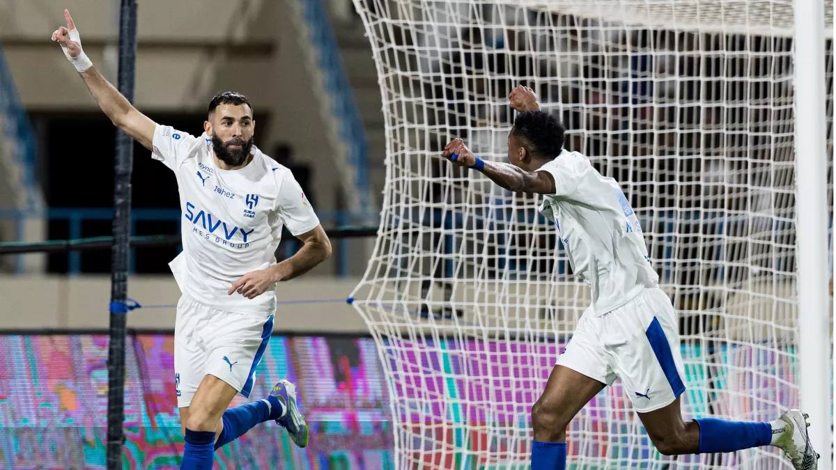 عاجل | "جماهير الهلال منحتني كل شيء".. أول تعليق من بنزيما بعد "هاتريك" الأخدود 