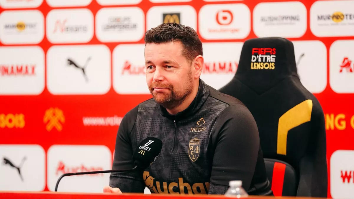 مدرب لانس يكشف رأيه بشأن مستوى سعود عبدالحميد 