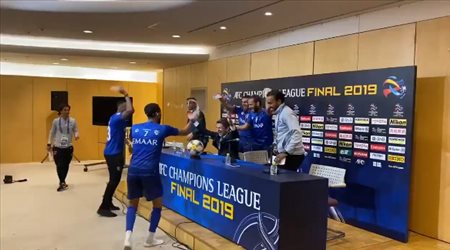 لحظة اقتحام لاعبي الهلال للمؤتمر الصحفي لمباراة الهلال أوراوا