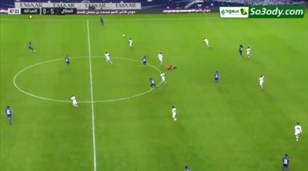 بعد فوز الهلال الكاسح.. لاعب العدالة يتسبب في إصابة عنيفة لحكم المباراة