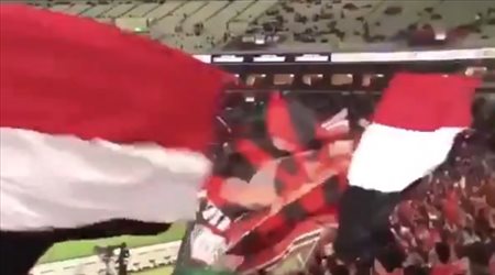 شعار نادي النصر مع جماهير أوراروا في مباراة كاوساكي