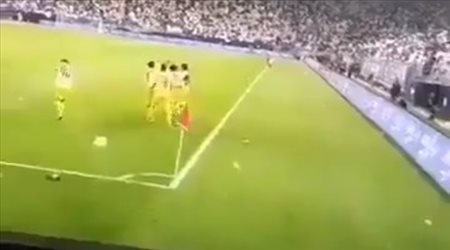 جماهير الهلال تقذف لاعبي النصر بزجاجات المياه في ديربي الرياض