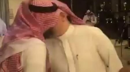 عناق فاتر بين بن مشعل ورئيس الأهلي يشعل غضب الجماهير