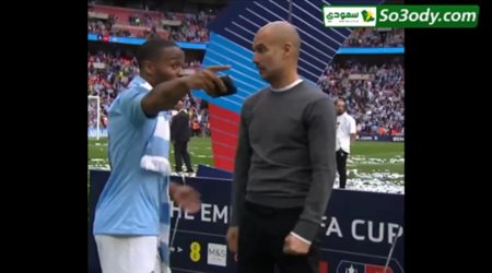 جوارديولا يعطي تعليماته لستريلنج أثناء الاحتفال