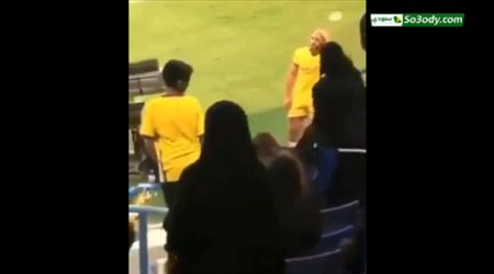 فيديو متداول لاعتداء جماهير الهلال على امرابط في مباراة الديربي