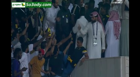 مناوشات بين جماهير الاتحاد و رئيس النادي بعد الهزيمة من الوحدة