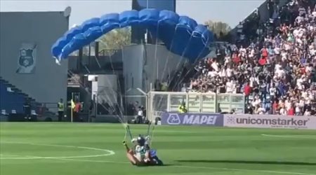 فيديو| من مباراة إنتر وساسولو.. مشجع يبتكر طريقة جديدة في اقتحام الملاعب