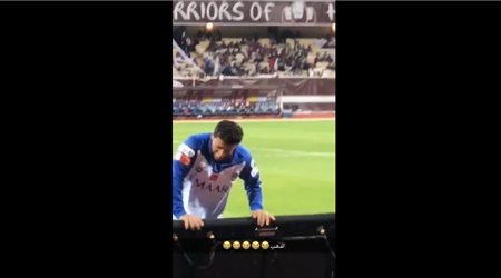 الشلهوب يحقق أمنية مشجع هلالي صغير