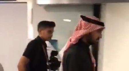 لحظة وصول الامير عبدالعزيز بن فيصل الي مطار الملك خالد لاستقبال بعثة الهلال