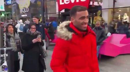 لاعب النصر عبدالرزاق حمدالله يتجول في شوارع أمريكا