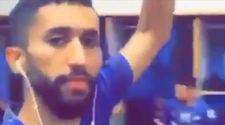 أجواء الفرح والسعادة تظهر علي لاعبي الهلال في غرف خلع الملابس عقب المباراة