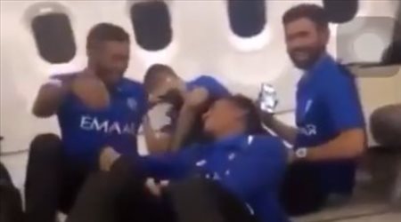 لقطة طريفة.. نجوم الهلال يمازحون باهبري داخل الطائرة