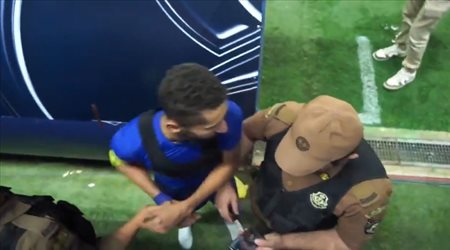 الحقيقة الكاملة لواقعة اعتداء سلمان الفرج على عسكري بعد مباراة أوراوا‎