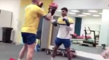 لقطة طريفة بين مايكون وعبدالرحمن الدوسري