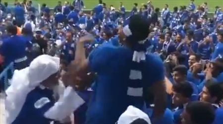 مشجع هلالي يرقص بالمدرجات قبل بداية مباراة النهائي