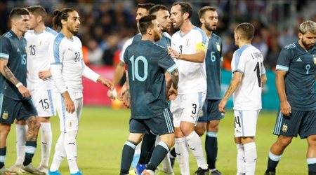 مشادة ساخنة بين ميسي وكافاني.. وسواريز يرفض التدخل