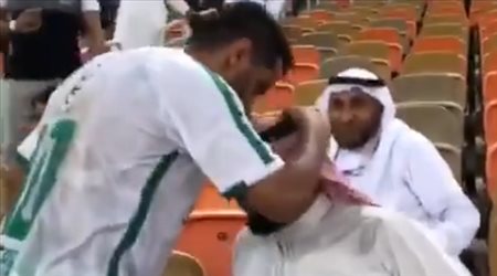 موقف مذهل بين نجم الأهلي ووالده في المدرجات