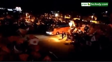 جماهير يابانية غفيرة تستقبل بعثة نادي أوراوا ريدز بعد وصولها إلى طوكيو