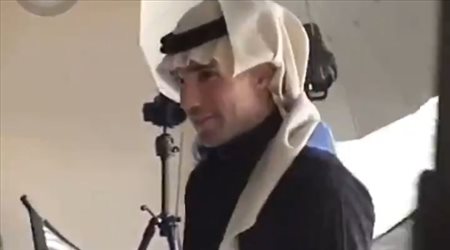 فان بيرسي بالزي السعودي قبل مهرجان اعتزال القحطاني