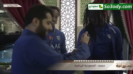 جوميز يهدي ميدالية اللقب الاسيوي الي المستشار تركي أل الشيخ علي الهواء