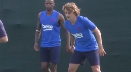 جريزمان يهان كرويا في أول تدريب مع برشلونة