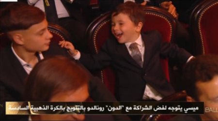 الكرة الذهبية| رد فعل ليونيل ميسي لحظة إعلانه أفضل لاعب في العالم.. وابنه كاد يموت من الضحك