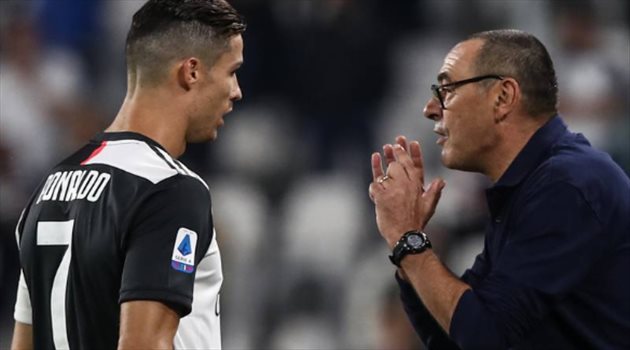 كريستيانو رونالدو "إنه يفسد كريستيانو رونالدو".. جماهير يوفنتوس تطالب بإقالة ساري