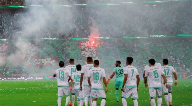 3 عروض خليجية "عملاقة" لخطف قائد الأهلي الأسطوري