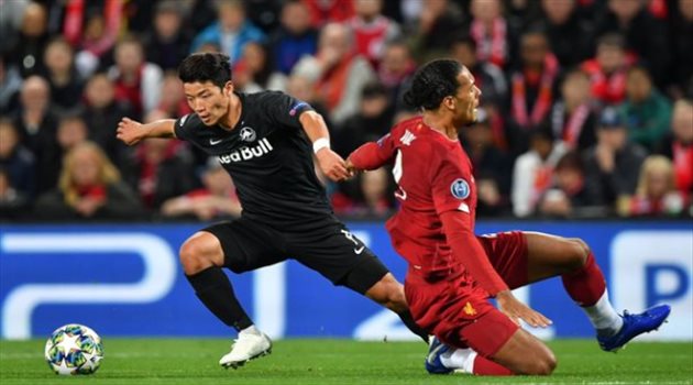 خطاب ناري| مدرب سالزبورج يطلب من لاعبيه "عدم احترام" ليفربول وإهانة فان دايك