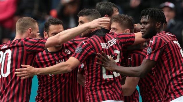 بثلاثية في شباك سبال .. ميلان يصعد لربع نهائي كأس إيطاليا
