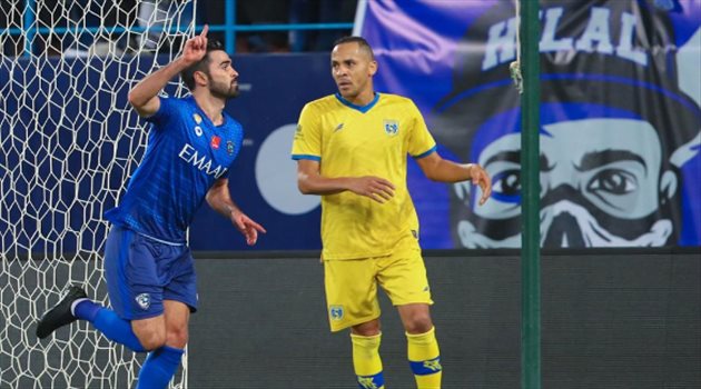 "هدف ذاتي" يقود قطار الهلال للإطاحة بالتعاون في دوري المحترفين