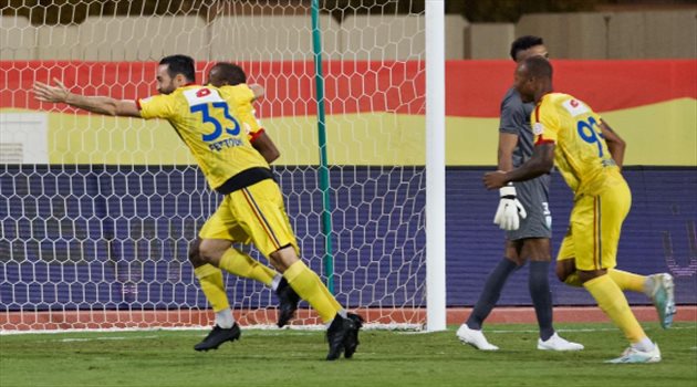 بعشرة لاعبين.. الحزم يهزم الأهلي في أولى مباريات جروس