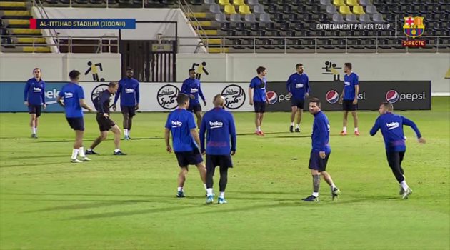 صور | في حضور ميسي.. برشلونة يتدرب على ملعب الاتحاد