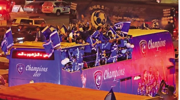 حافلة مكشوفة تزف أبطال الهلال اليوم إلى الدرعية في حفل استثنائي