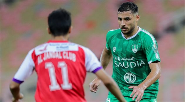 صحف جزائرية: نجم الأهلي أفسد تألقه بتصرف مشين على طريقة توتي وريكارد