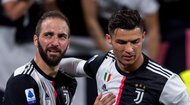 مفاجأة.. إحصائية تهديفية تكشف تفوق هيجواين على رونالدو وميسي