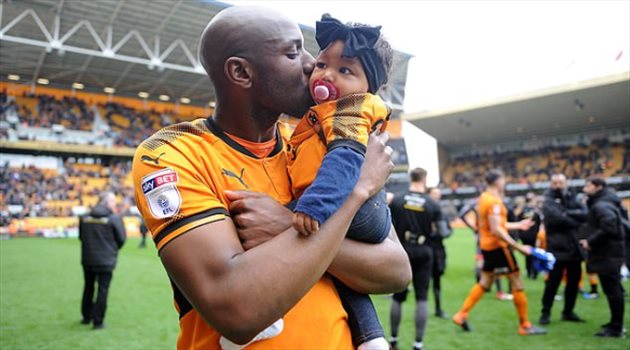 تعاطف كبير في إنجلترا مع لاعب أرسنال السابق بعد وفاة ابنته