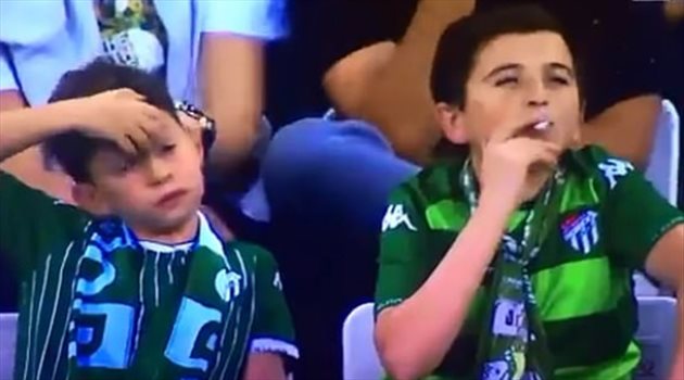 فيديو.. صدمة تصييب العالم بسبب طفل يدخن السجائر في المدرجات التركية