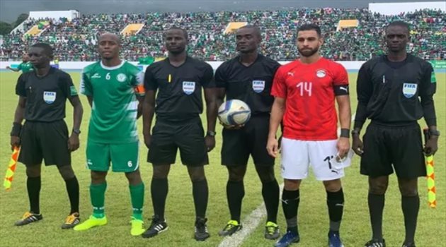 صور.. اقتحام جماهيري "مرعب" في تعادل منتخب مصر أمام جزر القمر