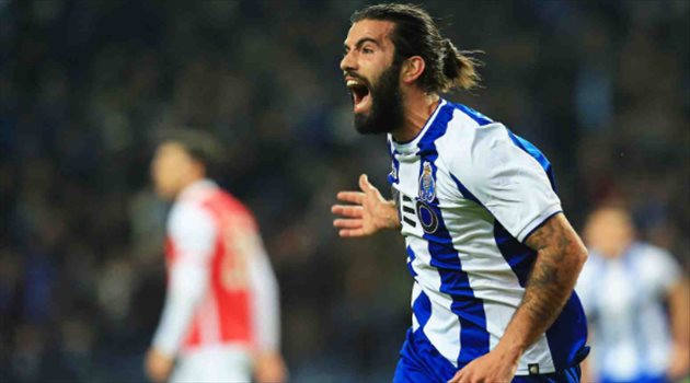 لوشيسكو يضرب باوك في الميركاتو ويستهدف خطف لاعب بورتو