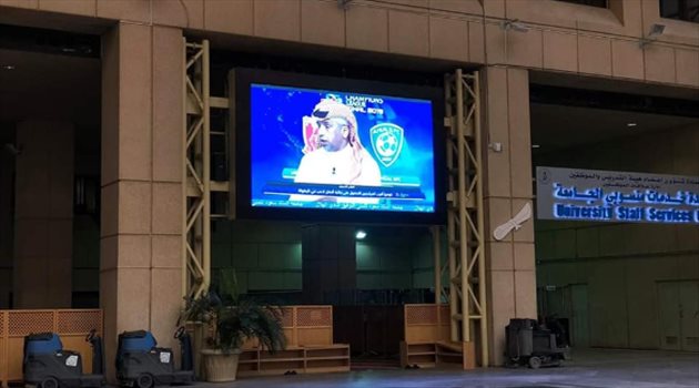 صور| عبر شاشة عملاقة طلاب  جامعة الملك سعود يتابعون مباراة أوراوا والهلال