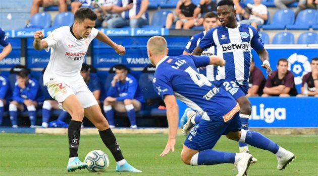 إشبيلية يرتقي لصدارة الدوري الإسباني بالفوز على ألافيس