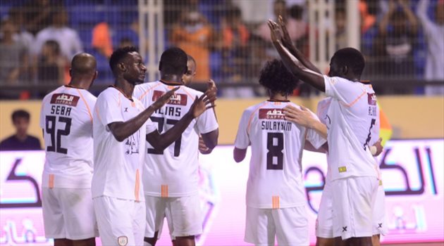 صفقة كبرى.. الشباب يخطف نجم فياريال الإسباني