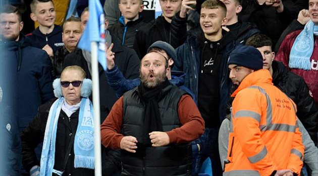 تقارير.. الشرطة البريطانية تلقي القبض على مشجع مانشستر سيتي العنصري