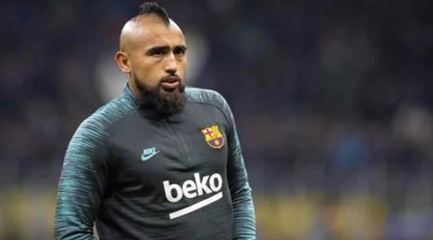 كارثة إنسانية لفيدال.. وفاة والد نجم برشلونة السابق في ظروف غاضمة