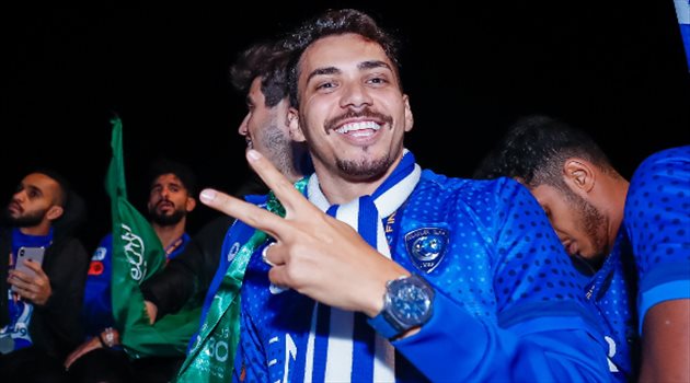 صور| بقاء إدواردو.. جماهير الهلال تكافئ لوشيسكو بعقد طويل الأمد وتطيح بجيوفينكو