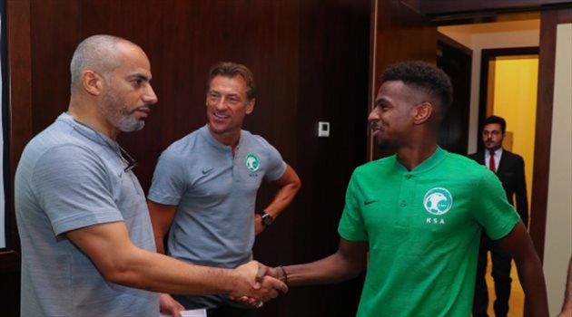 قبل مواجهة مالي واليمن.. رينارد يمنع الهواتف المحمولة داخل معسكر الأخضر