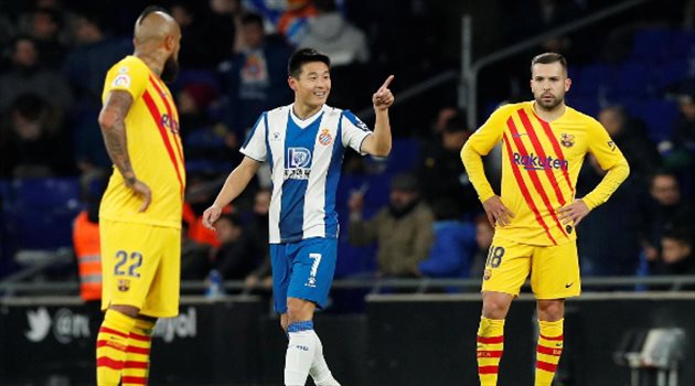 فيديو| نسى فريقه.. مشجع برشلونة "الصيني" يحتفل بهدف مواطنه لمصلحة إسبانيول