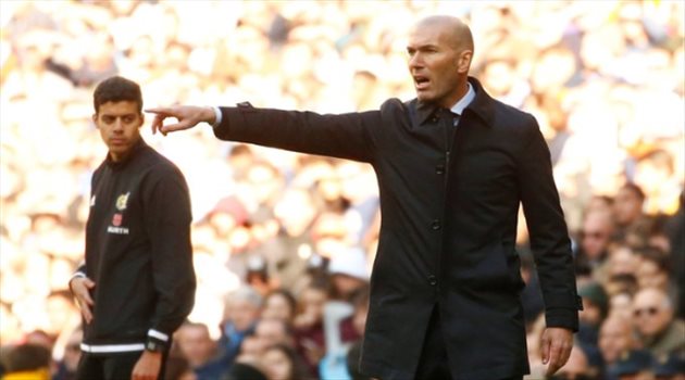 صورة| هل يكون صفقة ريال مدريد المقبلة ؟!.. زيدان يقابل نجم يوفنتوس في دبي